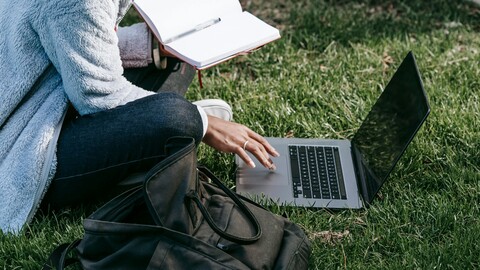 Persona estudiando en el césped